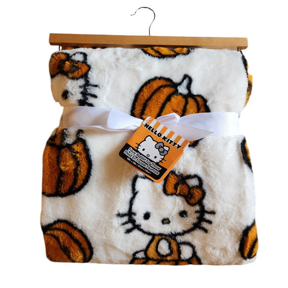 Hello Kitty Halloween 2024 50”x70” Plush Blanket Pumpkin Throw Faux Fur - Picture 8 of 9